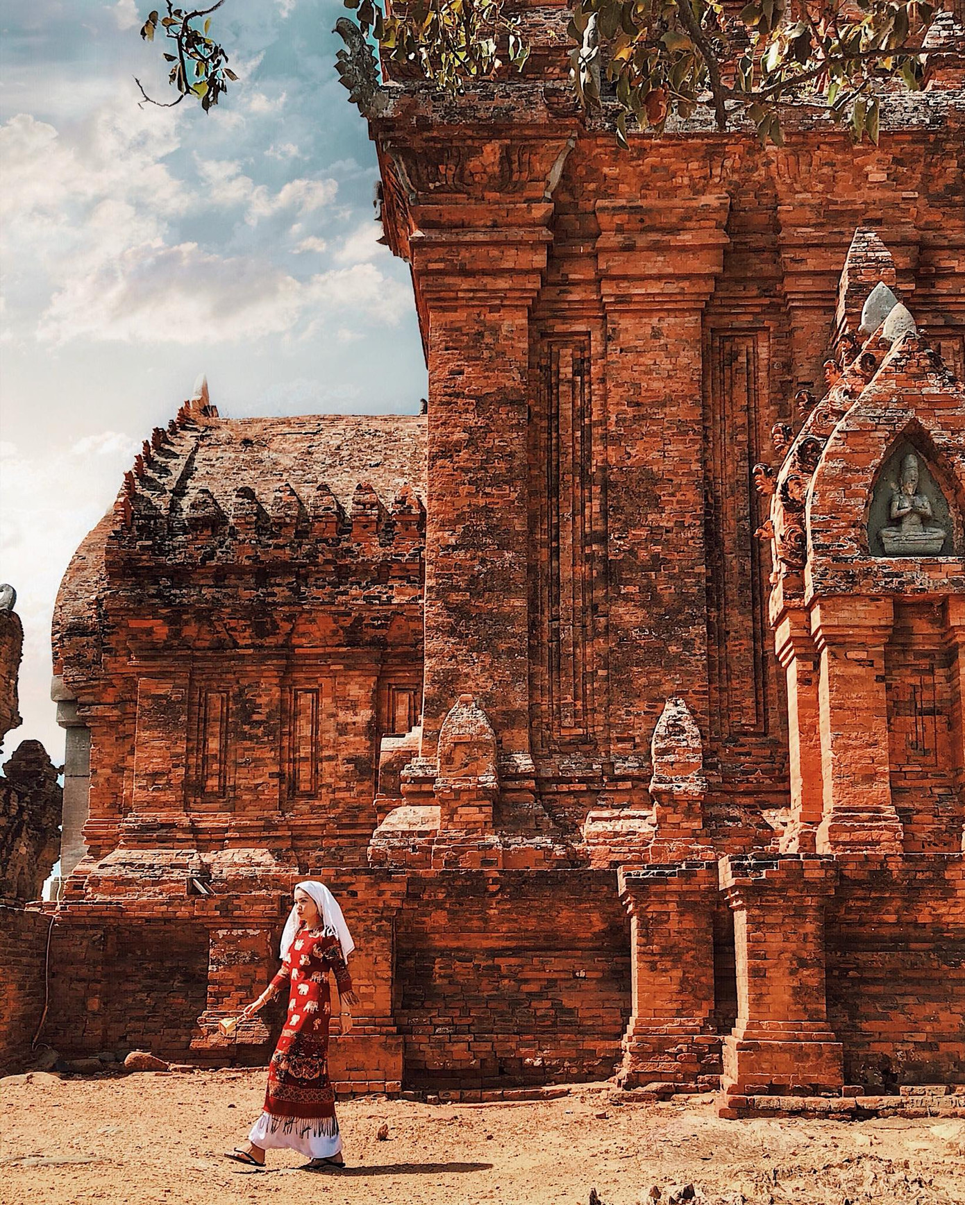 Đi qua tiết trời oi nóng, cháy da đốt thịt để thấy được cái đẹp kỳ lạ của miền đất nơi đây.