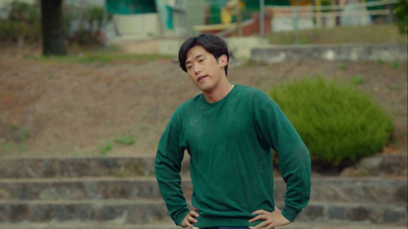 Đợi ông chủ chơi game chán quá, hay là mình cũng chơi?