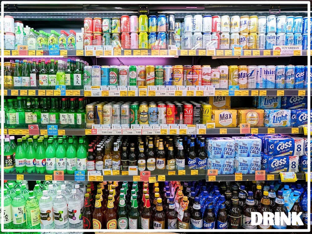 Các cửa hàng tiện lợi của Hàn Quốc là địa điểm "tiệc tùng" khá nổi tiếng, đồng thời cũng là nơi để bạn tìm đến những loại nước, thức ăn giá rẻ.