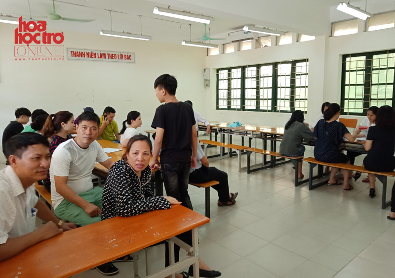 Phụ huynh ngồi đợi nộp hồ sơ vào lớp 10 cho con.