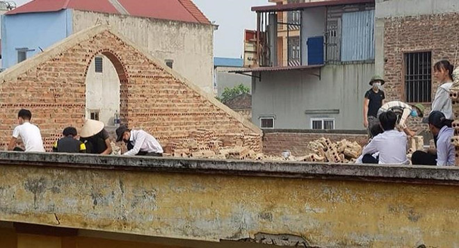 Hình ảnh nhóm học sinh đẽo gạch giữa trời nắng lan truyền trên mạng xã hội.