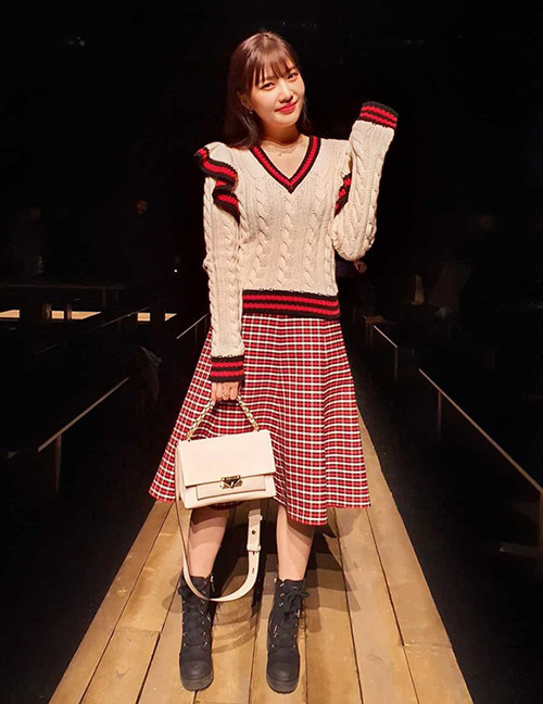 Tuy nhiên bên cạnh đó, một số ý kiến cho rằng style vintage có thể khiến người đẹp hơi nhạt nhòa, kém sang trọng ở một fashion show.