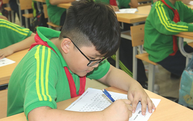 Học sinh các lớp tham gia các trò chơi bằng tiếng Anh.