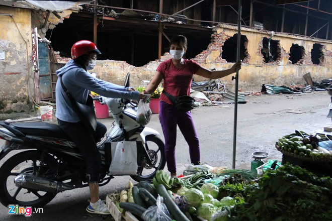 Người dân được khuyến cáo không sử dụng thực phẩm quanh khu vực đám cháy Rạng Đông. Ảnh: Hồng Quang.