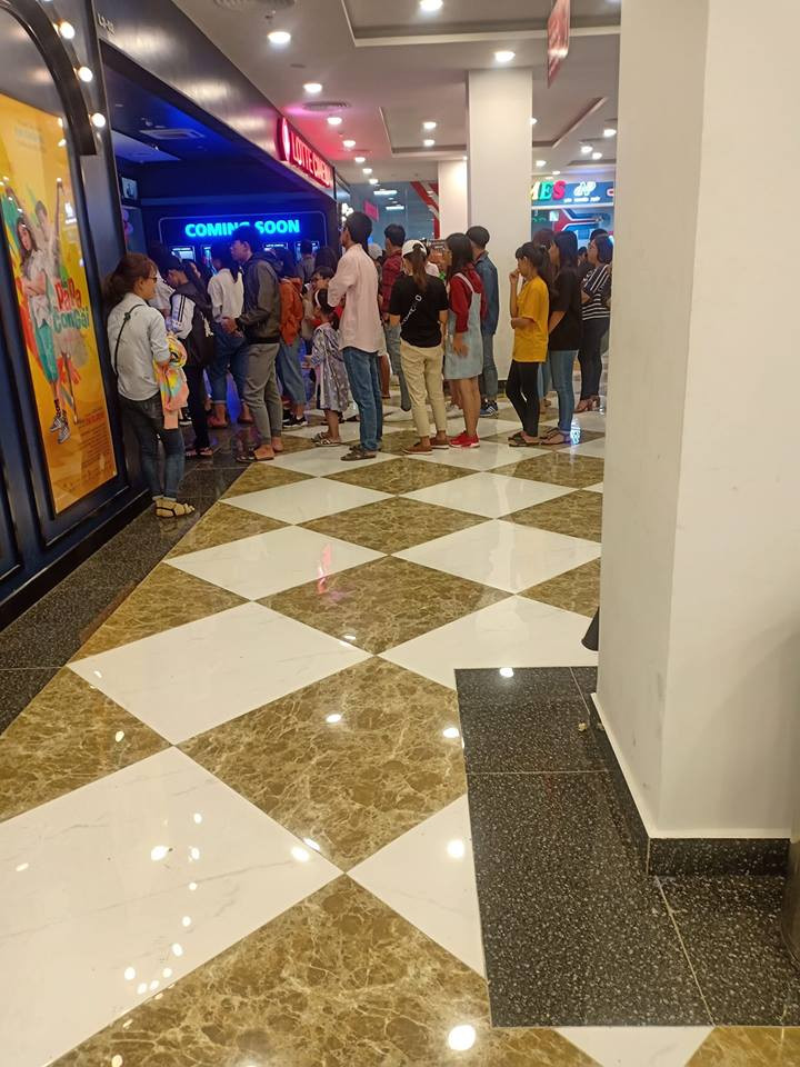 Xếp hàng dài chờ đợi ở một rạp chiếu phim ở Phan Rang, Ninh Thuận. (Ảnh: Nhi Theherbalcup)