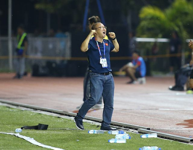 HLV Park Hang Seo hét lên sung sướng khi tiếng còi mãn cuộc vang lên.