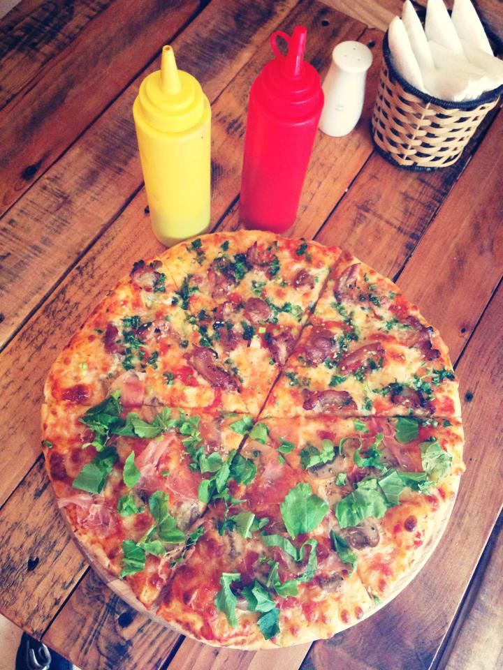 Nhìn thoáng qua chiếc pizza trông cũng rát bắt mắt với đầy đủ các loại màu.