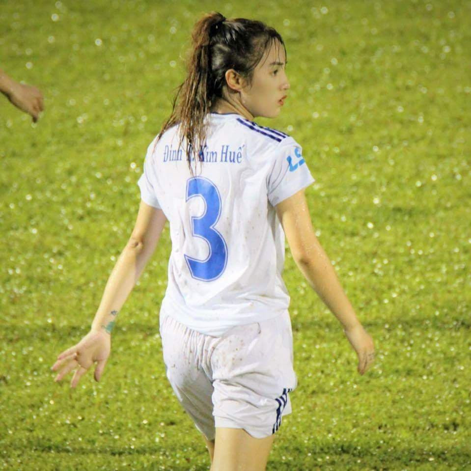 Một tấm hình góc nghiêng thôi cũng đủ khiến nhiều anh chàng phải "đứng ngồi không yên", truy tìm info cho được!