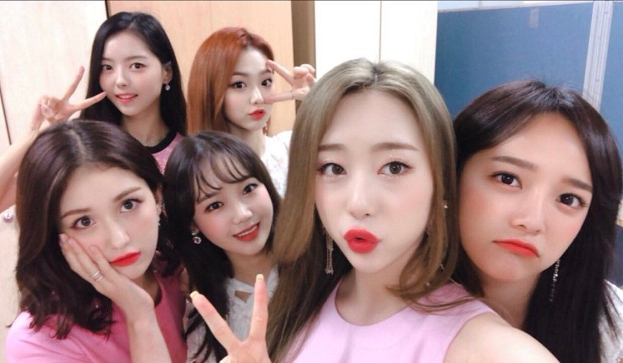 Dịp cuối cùng các AngAng (người hâm mộ I.O.I) bắt gặp các cô gái đoàn tụ bên nhau là vào đêm chung kết Produce 48 vào tháng 9/2018. Tuy nhiên, đội hình này vẫn thiếu mất một nửa thành viên.