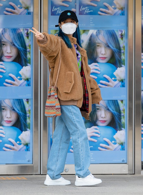 IU ưu tiên lựa chọn trang phục tạo sự thoải mái ở sân bay, đi theo hơi hướng cổ điển gợi nhớ đến các 