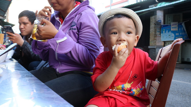 Không chỉ người lớn mà trẻ con cũng đặc biệt thích ăn món bánh mì hấp ở quán.