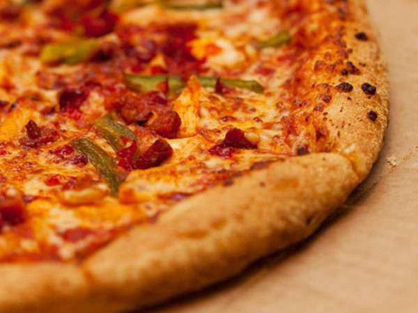 Món pizza yêu thích nhất của Mike là Margarita đế mỏng.