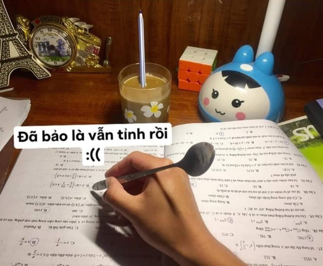 “Tỉnh táo” tới mức quên cả việc đâu là muỗng, đâu là bút bi. “Tỉnh táo” tới mức quên cả việc đâu là muỗng, đâu là bút bi.