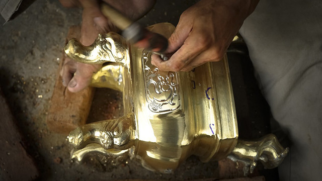 Sau khi chạm, lư sẽ được đánh bóng lại và đưa ra cửa hàng