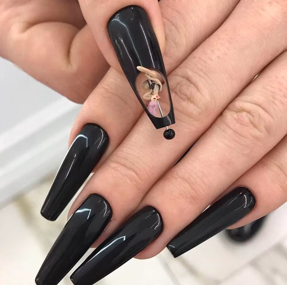 Khi bạn đến tiệm nail và yêu cầu nhân viên quán vẽ cho mình một bộ móng "sexy"!