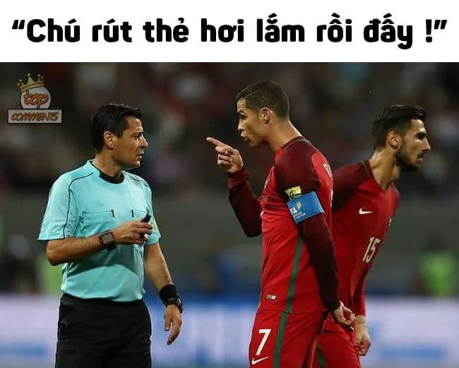 CR7 "nhắc" rồi đó nhé, nhưng trọng tài ấy vẫn rút thẻ vàng "như một thói quen" trong trận đấu ngày hôm nay! Ảnh: Tp comments