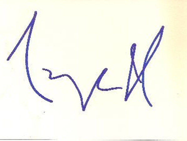 Chữ ký của Angelina Jolie đúng là... không thể đọc được.