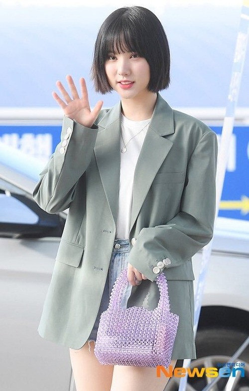 Túi kết cườm màu tím pastel của nhà mốt High Cheeks được Eunha (G-Friend) lựa chọn. Item này giúp nữ idol tăng thêm độ ngọt ngào, nữ tính.