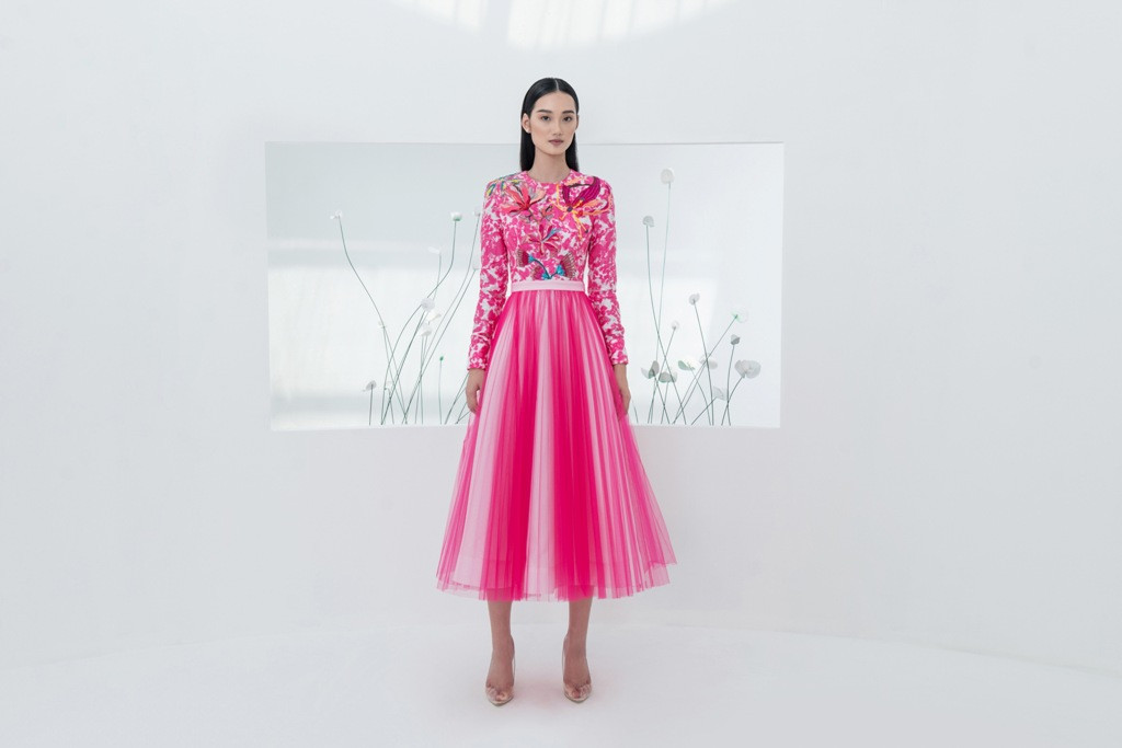 BST được NTK Công Trí khai thác chất liệu đa dạng với nhiều form dáng. Anh sử dụng chất liệu vải Triacetate stretch satin và Way viscose &amp; Wool ngoại nhập kết hợp chất liệu vải Organza, lưới, ren đan xen kết hợp tạo nên một tổng thể hài hoài.