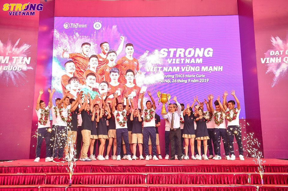 CLB bóng đá Hà Nội đã rinh về một ngôi vô địch - vô địch trong lòng thầy và trò trường Marie Curie!