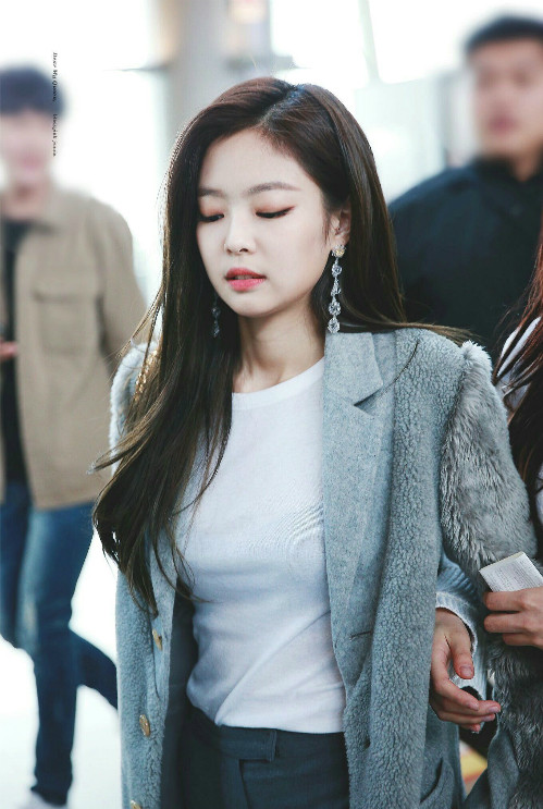 Những hình ảnh đẹp mọi góc độ khiến fan không nghĩ rằng cô nàng đang sải bước tại sân bay.