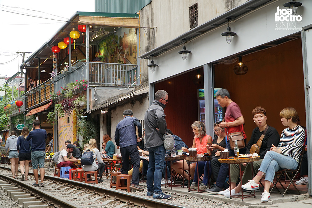 Các hàng quán mọc san sát nhau dọc hai bên đường ray tàu.