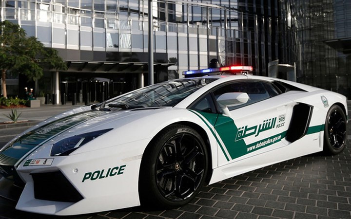 Cảnh sát Dubai lái siêu xe triệu đô. (Ảnh: BI)