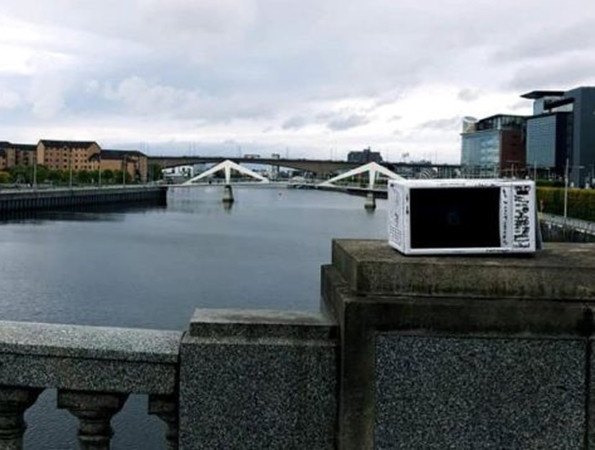 Chiếc lò vi sóng của anh Diarmuid “ngồi” trên cầu bắc qua sông Clyde ở Glasgow (Scotland).