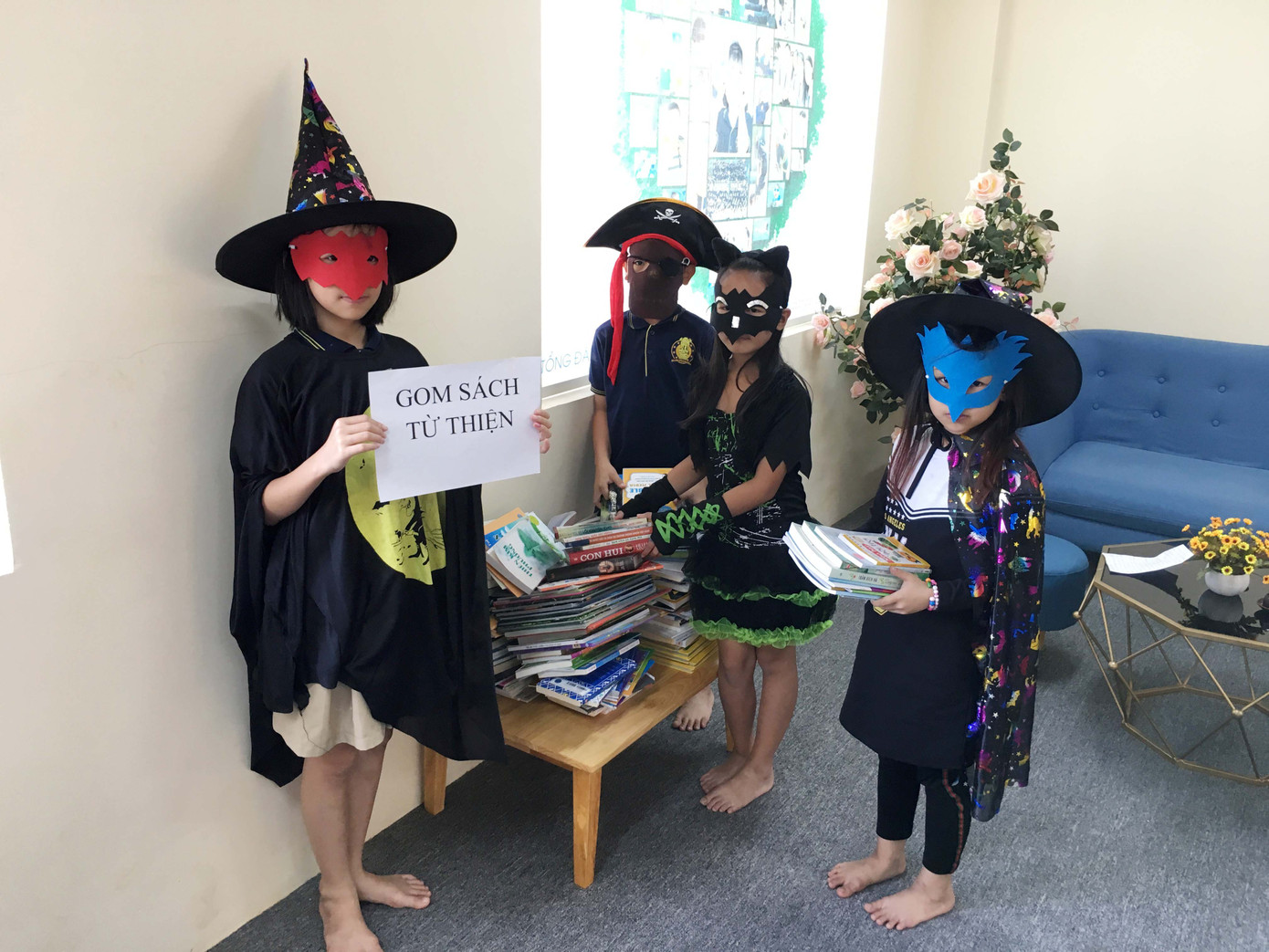 Halloween là dịp để các bạn học sinh "hô biến" thành các con ma chuyên làm việc tốt.