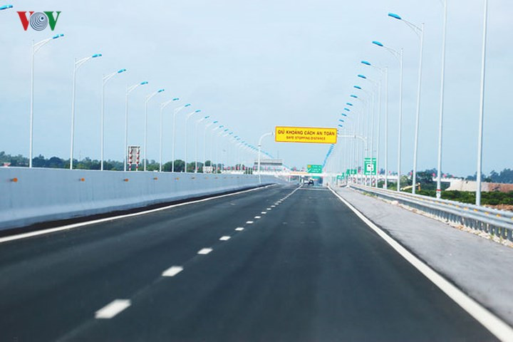 Tốc độ tối đa theo chuẩn thiết kế của Dự án là 100km/giờ. Tuy nhiên, khoảng thời gian đầu sẽ đưa vào sử dụng với tốc độ lưu hành tối đa là 80km/giờ.