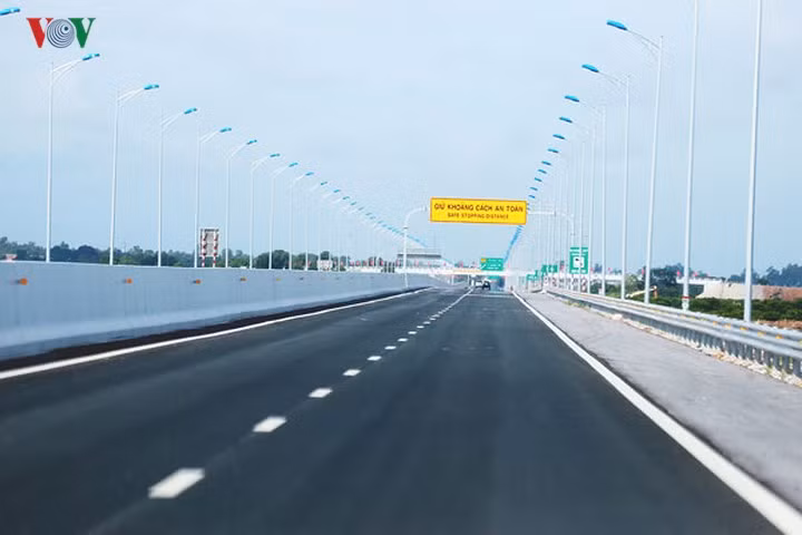 Tốc độ tối đa theo chuẩn thiết kế của Dự án là 100km/giờ. Tuy nhiên, khoảng thời gian đầu sẽ đưa vào sử dụng với tốc độ lưu hành tối đa là 80km/giờ.