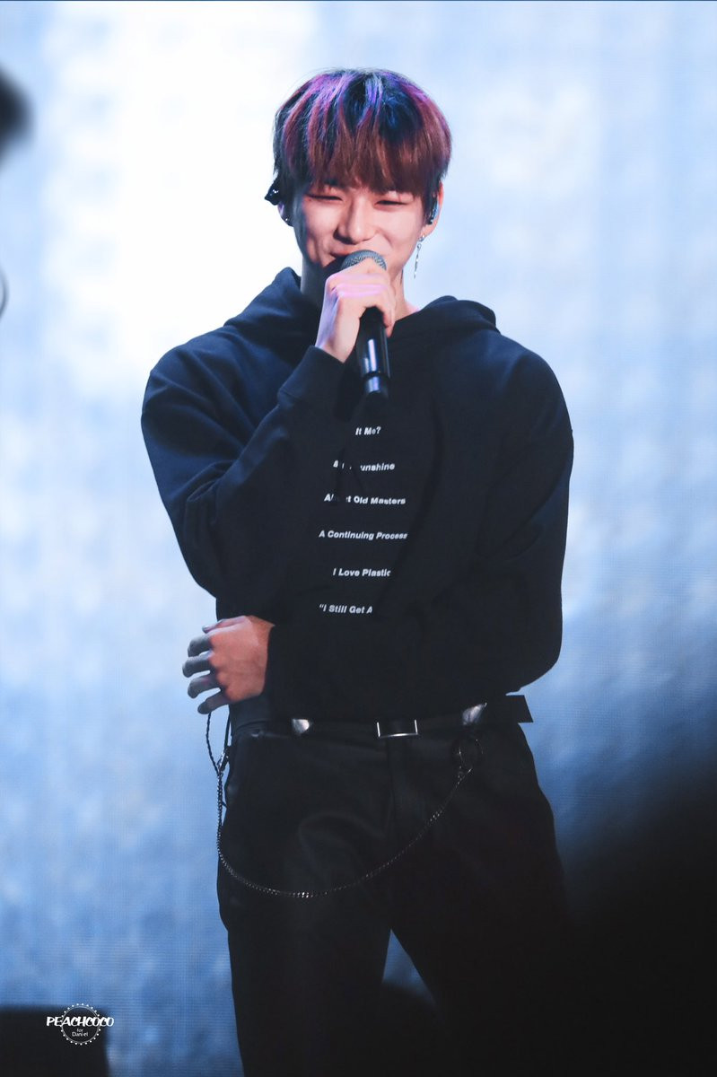 Nhắc đến các chàng trai có bờ vai Thái Bình Dương, mà không kể tên Kang Daniel thì thật là thiếu sót.