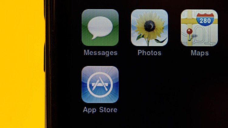 iPhone 3G cũng là dòng iPhone đầu tiên hỗ trợ GPS.