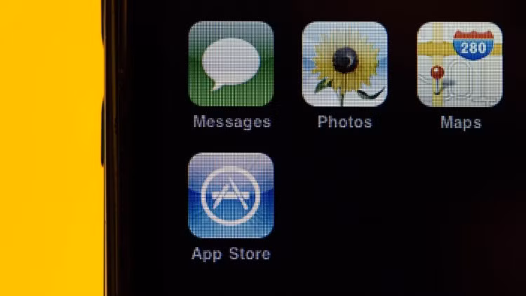 iPhone 3G cũng là dòng iPhone đầu tiên hỗ trợ GPS.