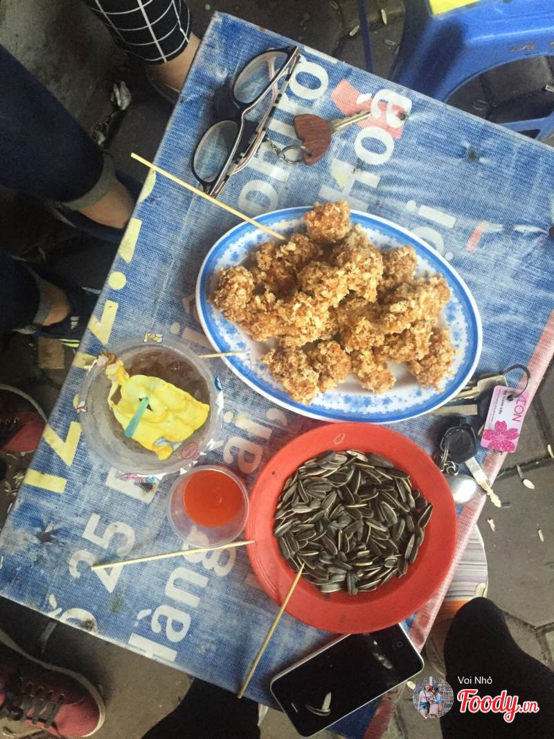 Quán nem chua rán ngay đối diện trường Việt Đức lúc nào cũng đông đúc.