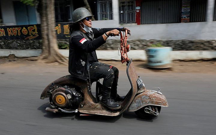 Những chiếc Vespa già cỗi nhiều lúc gặp trục trặc kỹ thuật.