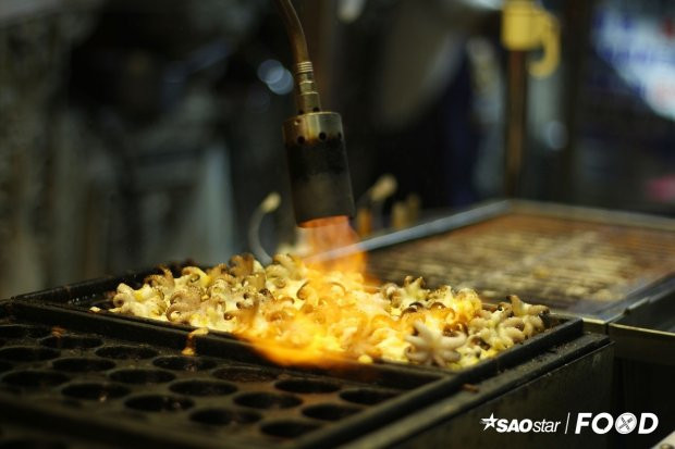 Bánh bạch tuộc Đài Loan khác bánh bạch tuộc Nhật ở những con bạch tuộc được cho lên mặt bánh rồi làm chín bằng hơi nóng từ ngọn lửa khè. Giá một phần bánh bạch tuộc (5 cái) khoảng 60 tệ (42.000 đồng).