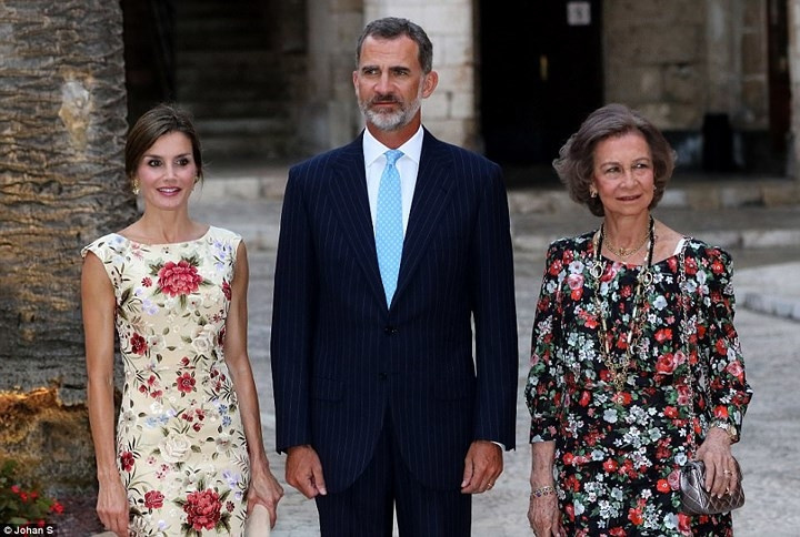 Vua Felipe VI đứng giữa mẹ và vợ.