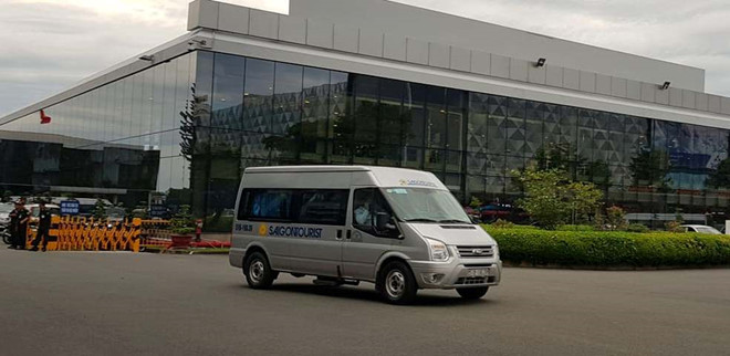 Các xe đưa đón các du khách từ Ai Cập trở về. ẢNH: V.P.