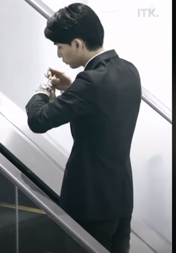 Vừa đi tháng cuốn vừa ăn cũng được mà.