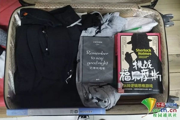 Không chỉ có quần áo, cậu bạn này còn mang về cả sách truyện vừa mượn ở thư viện để đọc.