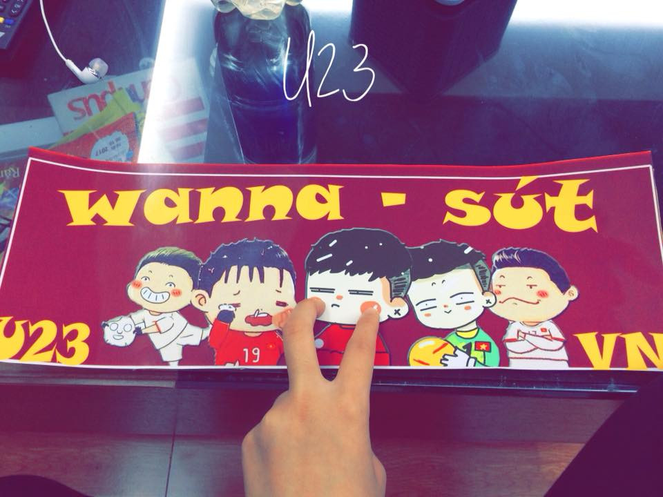 Cô bạn còn tự design banner siêu xịn để kịp đón các cầu thủ trong buổi giao lưu nữa cơ. (Ảnh: Bích Hằng)