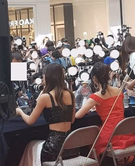 Khi nhìn từ phía sau lưng, càng cho thấy Tzuyu ngồi chuẩn như trong sách vậy.