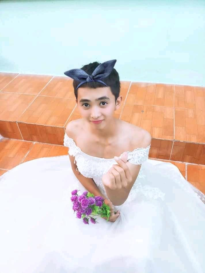 …Mặc váy cưới cũng xinh trai lắm nghen!