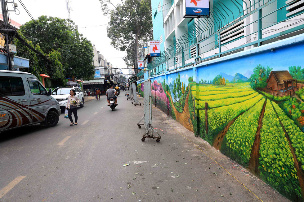 Đường vào chợ hoa Hồ Thị Kỷ ngập tràn màu sắc. ẢNH: LAM NGỌC.