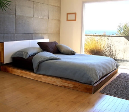 Hóa ra, bỏ mấy cái chân giường đi là giải pháp để… đuổi lũ quái vật dưới gầm giường.