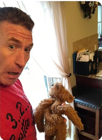 Bác Terry “hớt hải” tìm cách “cấp cứu” cho gấu bông.