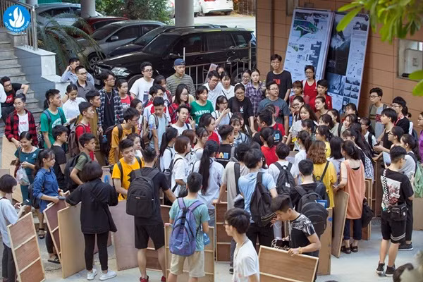 Hàng nghìn sĩ tử tập trung đông đúc tại trường thi. Ai nấy đều lỉnh kỉnh trên tay chiếc bảng vẽ bằng gỗ và những dụng cụ vẽ.