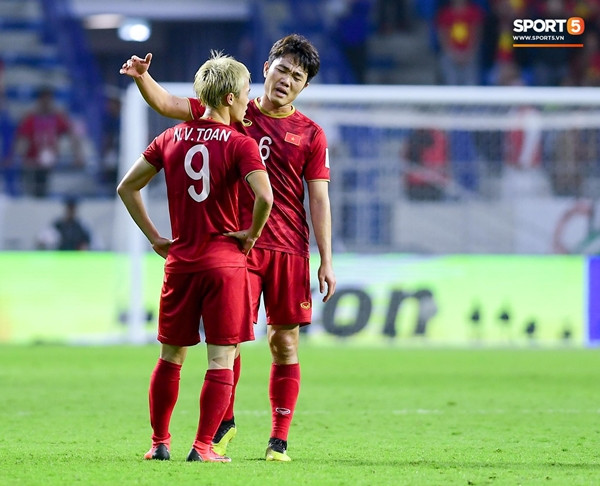 Hiểu tâm lý của đồng đội, Lương Xuân Trường lập tức đến ôm Văn Toàn động viên ngay khi tiếng còi kết thúc trận đấu vang lên. (Ảnh: Tùng Lê)