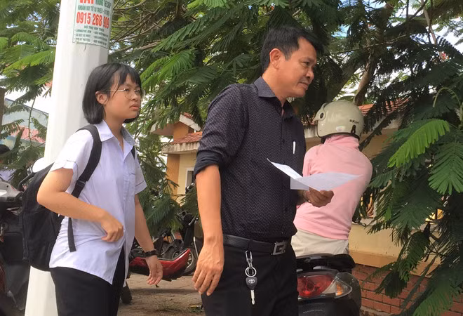 Thí sinh sau khi kết thúc buổi thi sáng 4.6 tại điểm thi Trường THPT chuyên Võ Nguyên Giáp. ẢNH: T.Q.N